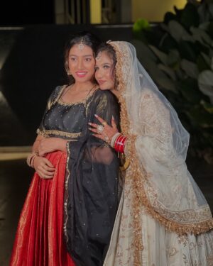 Ramola Instagram - "Love is the greatest
gift when given. It is the
highest honor when received.."! ❤️💐 
.
.
#bestindianwedding #actresslife #frnds #marraigecelebration #chikmanglurresort #friendmarriage #frenship_goals #bestfriendsforever