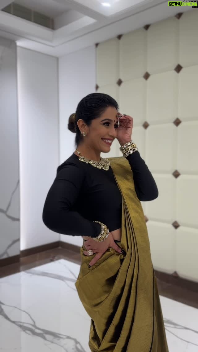 Ranjini Haridas - 32.4K Likes - I try my best to avoid wearing sarees as much as I can ..unless itās a close family/friends wedding or an important event, I stay as far away as I can from them. I donāt even know why but itās just something Ive always felt super conscious about and uncomfortable with .So weird no..considering it is the single most sexiest attire out there..sometimes I donāt even get me !!!
But when you are hosting an event for Jayalakshmi Silks itās kinda hard not to wear one and so I did .And because I went into such great pains of getting all dolled up, I had to put it out there too .and thus, here we are !!!š¬
Outfit courtesy
@jayalakshmionline
Hair and makeup @brandy_makeup_artist
Jewellery courtesy @kiora_bridal_jewellery
Drapist
@bencyraji
A big shout out to the talented drapist Beni chechi who is so so good ..this saree, once on did not move ..and rarely does that happen in my case .ššš
#workmode #cochindiaries #paidtotalk #emceelife #gettingready #ootd #kanchipuramsilksaree #blackandgold #launchevent #happiehippie #ranjiniharidas
@jayalakshmionline