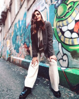 Rasha Al Taqi Instagram - Yes, I am always late! But I am a #𝐭𝐢𝐝𝐬𝐨𝐩𝐭𝐢𝐦𝐢𝐬𝐭; time optimist! 
Mention one of your distinctive personality traits... #🐢