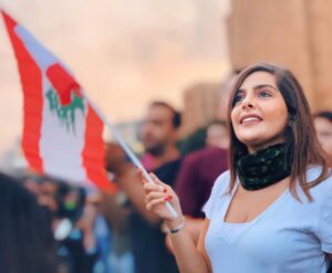 Rasha Al Taqi Instagram - لما تبلّش الثورة الحقيقة يوم عيد ميلادك! ⁣
نعم أنا لبنانية وبكل فخر 🇱🇧⁣ (لكل اللي عم ورح يسأل)⁣ ⁣
⁣
#لبنان_ينتفض #صار_الوقت #ثورة #قوم_اتحدى
