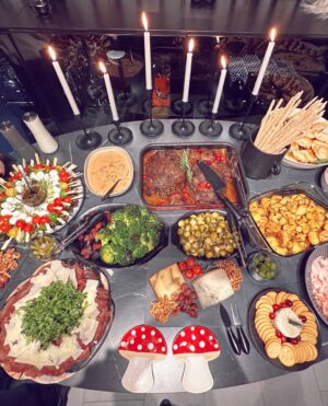 Rasha Al Taqi Instagram - Merry merry everything! ✨🎄✨🧚🏻‍♀️✨🎁✨🍄#family 💖✨🥳