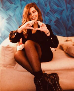 Rasha Al Taqi Instagram - Spread some love ❤️✨⁣⁣⁣
⁣⁣⁣
Cheers to 2020 🥂 #happynewyear⁣⁣
⁣⁣
⁣
Photo taken by @mmthelensman