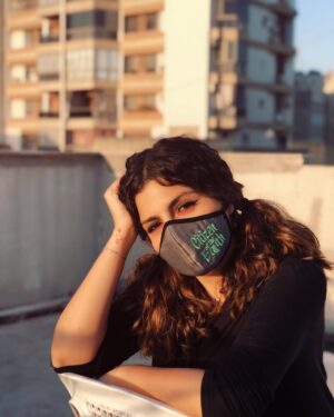 Rasha Al Taqi Instagram - لازم نتعلم كيف نتعايش مع هالفيروس لأنه شكله مطول بالزيارة! ⁣⁣⁣⁣⁣
⁣⁣⁣⁣⁣
ما فينا الا يكون عنّا أمل ببكرا أحلى...⁣⁣⁣⁣⁣⁣⁣
⁣⁣⁣⁣⁣⁣⁣⁣⁣
رشا من كوكب الأرض ⁣
⁣
‏Thank you @standoutbrand.co for this stylish mask. Check them out, they have an amazing collection. ⁣⁣⁣⁣⁣⁣⁣⁣⁣
⁣⁣⁣⁣⁣⁣⁣⁣⁣
‏Photo credits @mmthelensman⁣⁣⁣⁣
⁣⁣⁣⁣
#citizen_of_the_earth