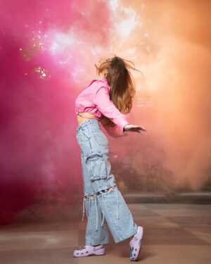 Rasha Thadani Instagram - Holi ka rang, Birangay ka dhang💛🧡💜🩷🩵

Shot by the very talented @deepak_das_photography 
And @isha__mua as amazing as always💋