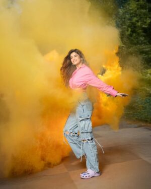 Rasha Thadani Instagram - Holi ka rang, Birangay ka dhang💛🧡💜🩷🩵

Shot by the very talented @deepak_das_photography 
And @isha__mua as amazing as always💋