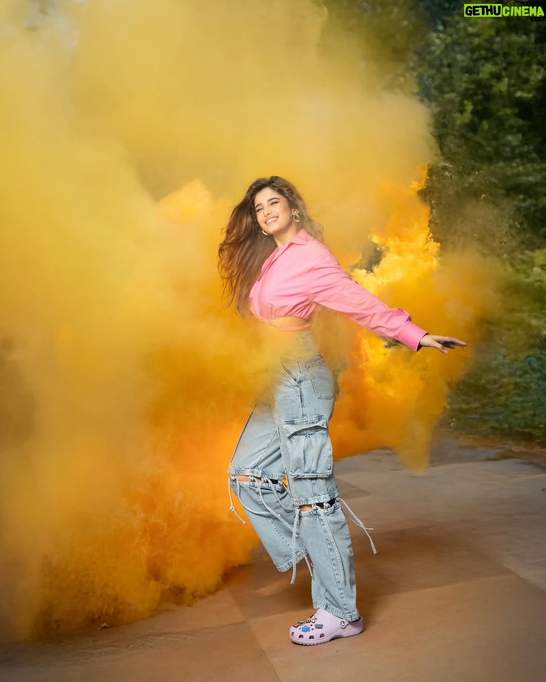 Rasha Thadani - 1 Million Likes - Holi ka rang, Birangay ka dhang💛🧡💜🩷🩵
Shot by the very talented @deepak_das_photography
And @isha__mua as amazing as always💋