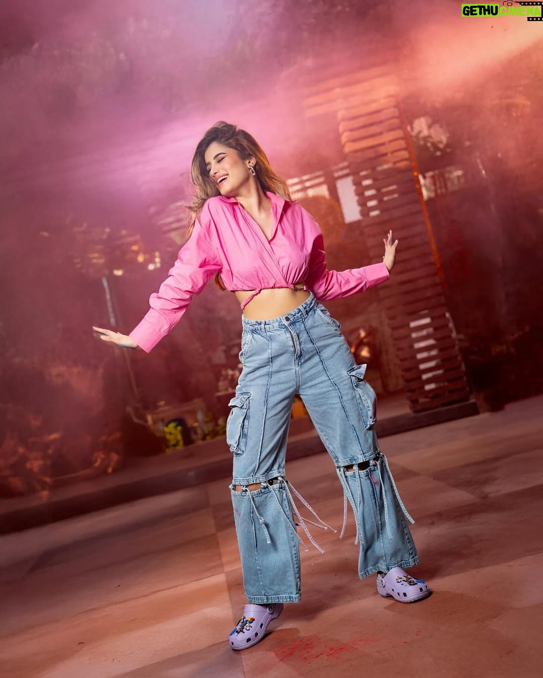 Rasha Thadani - 1 Million Likes - Holi ka rang, Birangay ka dhang💛🧡💜🩷🩵
Shot by the very talented @deepak_das_photography
And @isha__mua as amazing as always💋