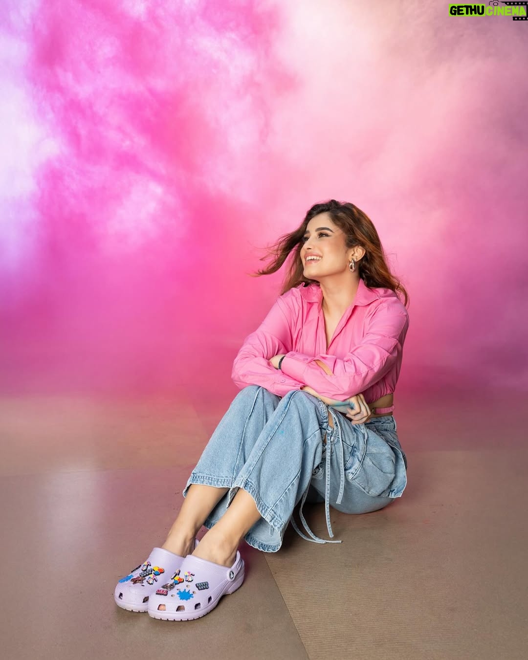 Rasha Thadani - 1 Million Likes - Holi ka rang, Birangay ka dhang💛🧡💜🩷🩵
Shot by the very talented @deepak_das_photography
And @isha__mua as amazing as always💋