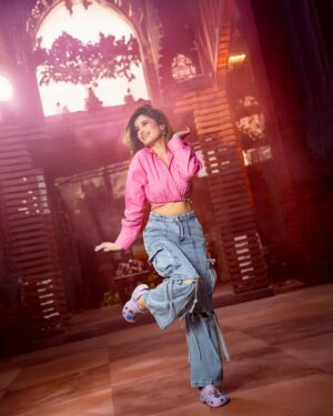 Rasha Thadani Instagram - Holi ka rang, Birangay ka dhang💛🧡💜🩷🩵

Shot by the very talented @deepak_das_photography 
And @isha__mua as amazing as always💋