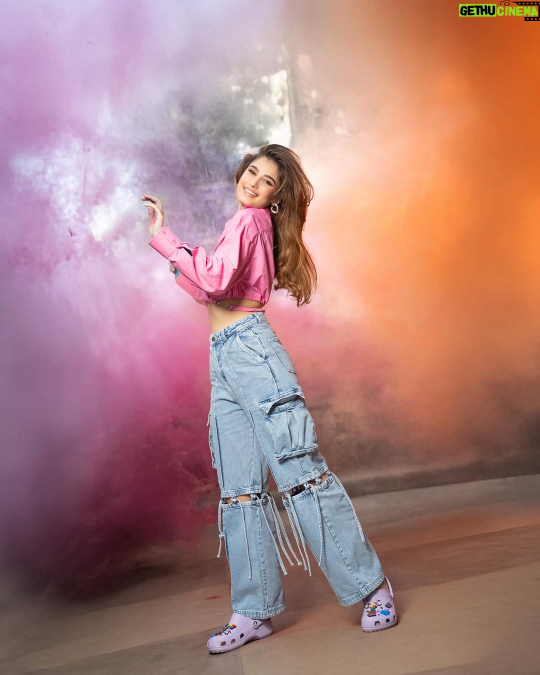 Rasha Thadani - 1 Million Likes - Holi ka rang, Birangay ka dhang💛🧡💜🩷🩵
Shot by the very talented @deepak_das_photography
And @isha__mua as amazing as always💋
