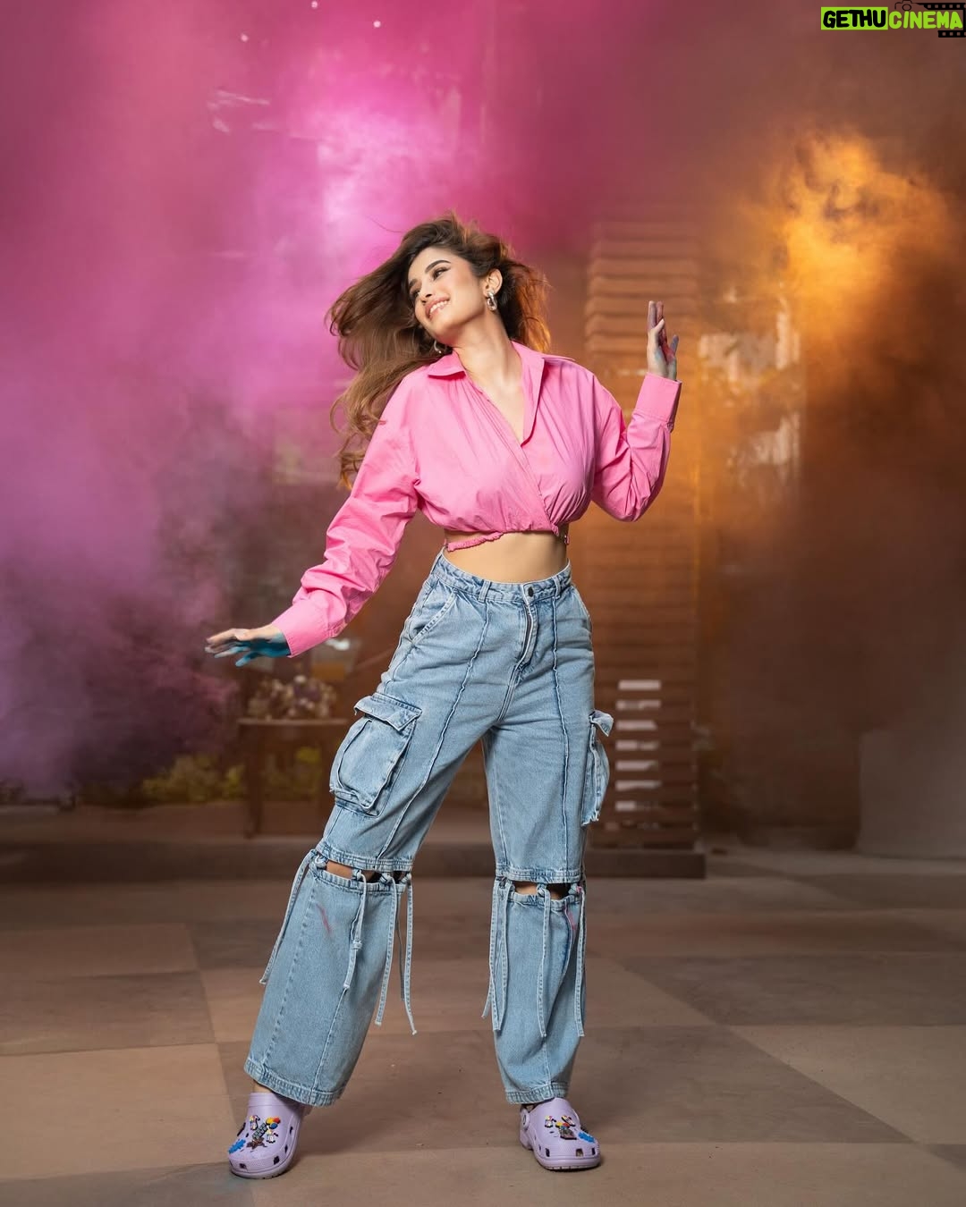 Rasha Thadani - 1 Million Likes - Holi ka rang, Birangay ka dhang💛🧡💜🩷🩵
Shot by the very talented @deepak_das_photography
And @isha__mua as amazing as always💋