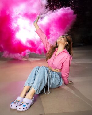 Rasha Thadani Instagram - Holi ka rang, Birangay ka dhang💛🧡💜🩷🩵

Shot by the very talented @deepak_das_photography 
And @isha__mua as amazing as always💋