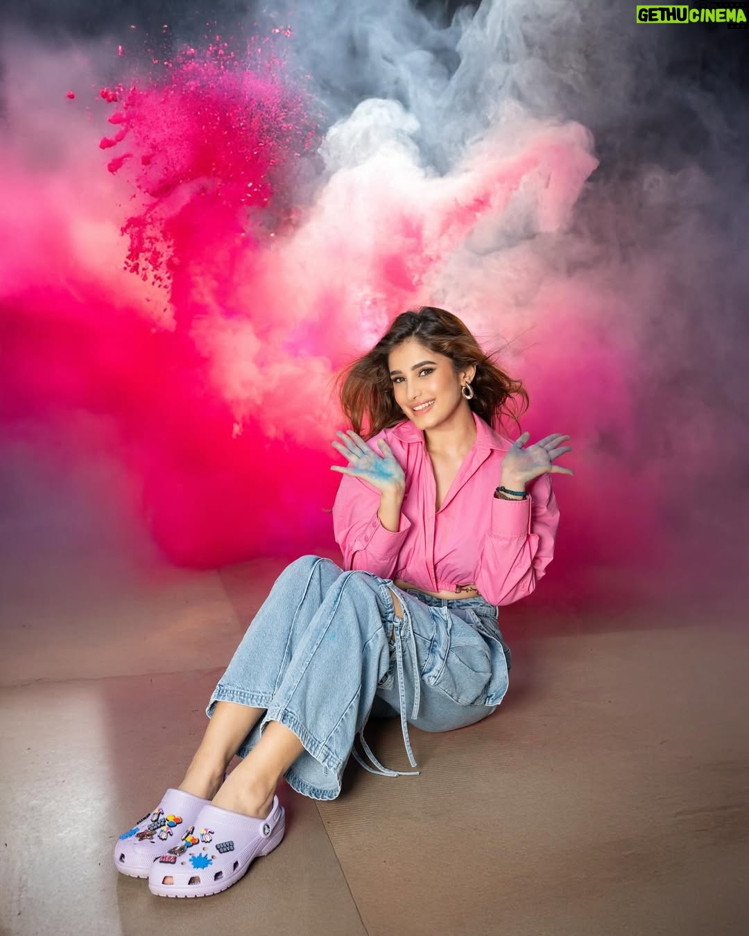 Rasha Thadani - 1 Million Likes - Holi ka rang, Birangay ka dhang💛🧡💜🩷🩵
Shot by the very talented @deepak_das_photography
And @isha__mua as amazing as always💋