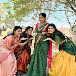Rashmi Prabhakar Instagram - #Bommarillu .... girls gang 😘🫰😘
Life is short. 
Time is fast. 
No replay, 
No rewind. 
So enjoy every moment as it comes...
.
.
#bommarillu #etvtelugu #serioul #friends #girlsgang❤️ #enjoyeverymoment #smile #behappy #funn #instagood #instafashion #instadaily #instalike #instapic #instamood #instagram