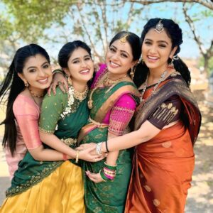 Rashmi Prabhakar Instagram - #Bommarillu .... girls gang 😘🫰😘
Life is short. 
Time is fast. 
No replay, 
No rewind. 
So enjoy every moment as it comes...
.
.
#bommarillu #etvtelugu #serioul #friends #girlsgang❤️ #enjoyeverymoment #smile #behappy #funn #instagood #instafashion #instadaily #instalike #instapic #instamood #instagram