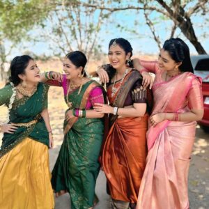 Rashmi Prabhakar Instagram - #Bommarillu .... girls gang 😘🫰😘
Life is short. 
Time is fast. 
No replay, 
No rewind. 
So enjoy every moment as it comes...
.
.
#bommarillu #etvtelugu #serioul #friends #girlsgang❤️ #enjoyeverymoment #smile #behappy #funn #instagood #instafashion #instadaily #instalike #instapic #instamood #instagram