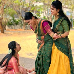 Rashmi Prabhakar Instagram - #Bommarillu .... girls gang 😘🫰😘
Life is short. 
Time is fast. 
No replay, 
No rewind. 
So enjoy every moment as it comes...
.
.
#bommarillu #etvtelugu #serioul #friends #girlsgang❤️ #enjoyeverymoment #smile #behappy #funn #instagood #instafashion #instadaily #instalike #instapic #instamood #instagram