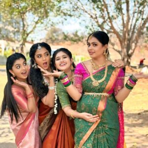 Rashmi Prabhakar Instagram - #Bommarillu .... girls gang 😘🫰😘
Life is short. 
Time is fast. 
No replay, 
No rewind. 
So enjoy every moment as it comes...
.
.
#bommarillu #etvtelugu #serioul #friends #girlsgang❤️ #enjoyeverymoment #smile #behappy #funn #instagood #instafashion #instadaily #instalike #instapic #instamood #instagram