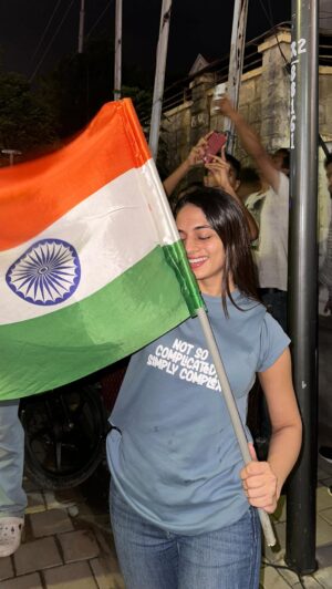 Ravina tekwani Instagram - Ghar wapsi 13 saal bad 🩵 hasu ki roo du ki nachu ki mandir jahu 🥹 🇮🇳
.
.
.
#india #teamindia #ahmedabad #worldcup #t20worldcup 
#t20worldcup2024
