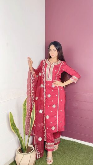 Ravina tekwani Instagram - Ahmedabad Trend Set Karo! with @myntra

Perfect kurta sets for festival that too under 1500₹! 

The best of fashion brands now in Ahmedabad only on @myntra
#myntra #myntrafashion 

#festivewear #festivalfashion #kurtaset