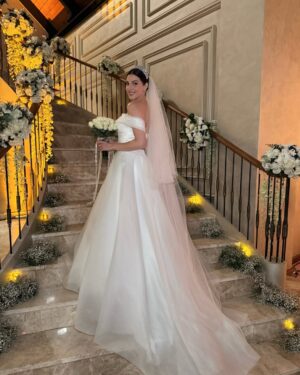 Razane Jammal Instagram - 👰🏻‍♀️🤵🏻‎ ‎

حبيت شارككن شوية صور من البوم عرس نور وزيد، واشكر العيلة الحلوة اللي اكتسبتها بهالرحلة!

‎القائمين على العمل @saradabbous @hamadajamalaldeen @dimaalsafadi @yagmurayarr @adhammurched 
‎مخرجيننا @fikretkadioglu @vedatuyar_ @ercaneyigun 
‎شركائي الممثلين حتى اللي مش موجودين بالصور، رح اشتقلكن كلكن الفريق التقني كله ، عيلة الكارافان بتعرفو حالكن
‎,وكل شخص حط جهد وتعب لنقدملكن #القدر
‎ .بحبكن كثير وبشوفكن بالرحلة الجاية ♥️

Celebrating the end of our show #alqadar by sharing my character Nour and Zeid’s wedding Album. Thank you to all the producers, directors, cast and crew that worked tirelessly around the clock to bring this show to life, to my caravan crew for the unforgettable memories and to our viewers for giving us so much love. I’m going to miss you all 💋