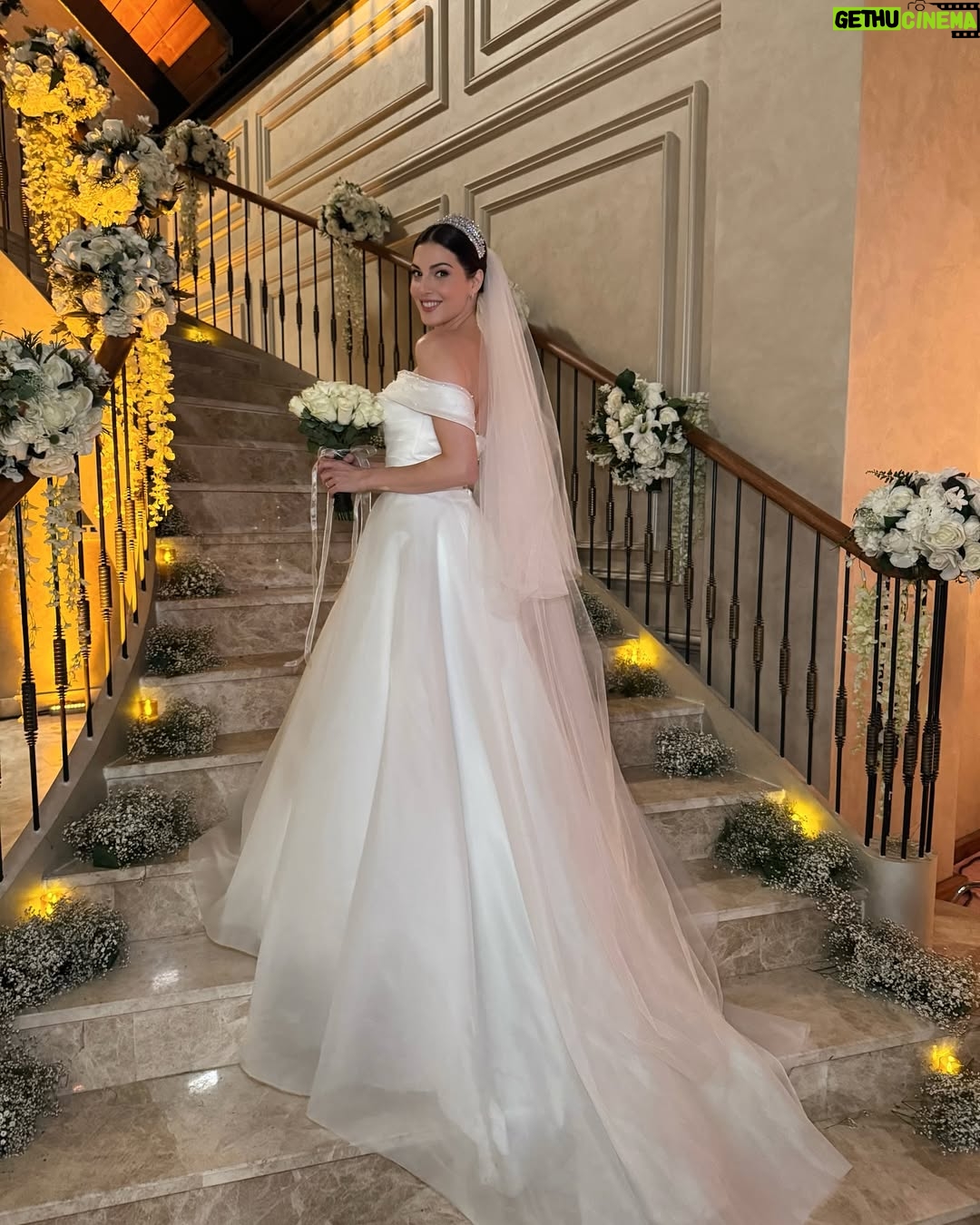 Razane Jammal - 57K Likes - 👰🏻♀️🤵🏻
حبيت شارككن شوية صور من البوم عرس نور وزيد، واشكر العيلة الحلوة اللي اكتسبتها بهالرحلة!
القائمين على العمل @saradabbous @hamadajamalaldeen @dimaalsafadi @yagmurayarr @adhammurched
مخرجيننا @fikretkadioglu @vedatuyar_ @ercaneyigun
شركائي الممثلين حتى اللي مش موجودين بالصور، رح اشتقلكن كلكن الفريق التقني كله ، عيلة الكارافان بتعرفو حالكن
,وكل شخص حط جهد وتعب لنقدملكن #القدر
.بحبكن كثير وبشوفكن بالرحلة الجاية ♥️
Celebrating the end of our show #alqadar by sharing my character Nour and Zeid’s wedding Album. Thank you to all the producers, directors, cast and crew that worked tirelessly around the clock to bring this show to life, to my caravan crew for the unforgettable memories and to our viewers for giving us so much love. I’m going to miss you all 💋