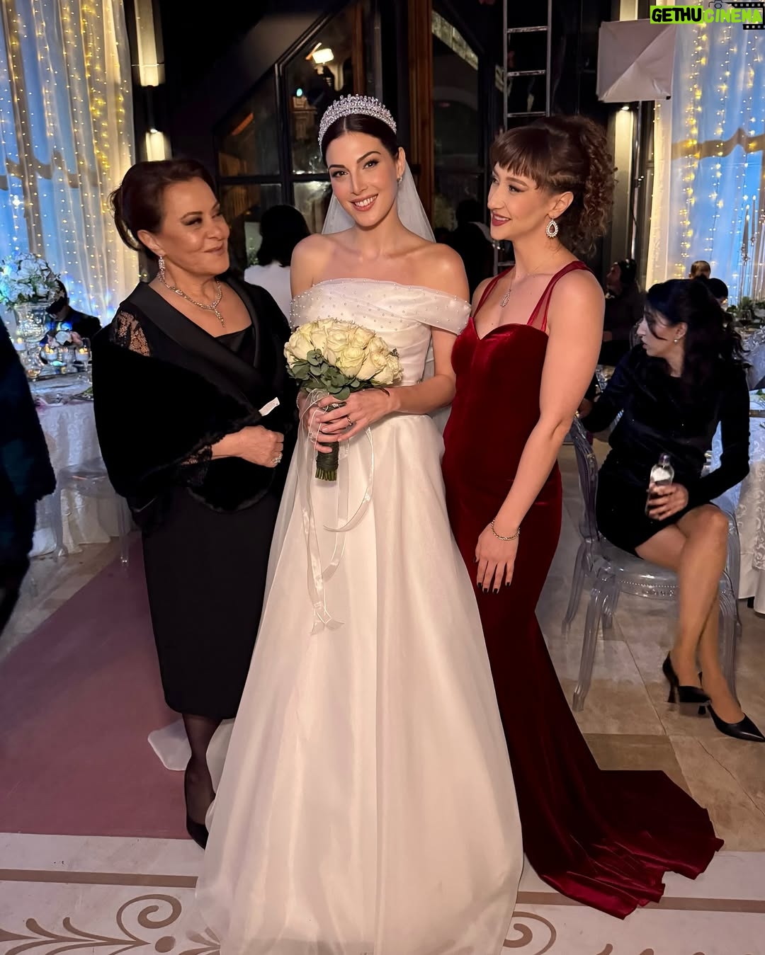Razane Jammal - 57K Likes - 👰🏻♀️🤵🏻
حبيت شارككن شوية صور من البوم عرس نور وزيد، واشكر العيلة الحلوة اللي اكتسبتها بهالرحلة!
القائمين على العمل @saradabbous @hamadajamalaldeen @dimaalsafadi @yagmurayarr @adhammurched
مخرجيننا @fikretkadioglu @vedatuyar_ @ercaneyigun
شركائي الممثلين حتى اللي مش موجودين بالصور، رح اشتقلكن كلكن الفريق التقني كله ، عيلة الكارافان بتعرفو حالكن
,وكل شخص حط جهد وتعب لنقدملكن #القدر
.بحبكن كثير وبشوفكن بالرحلة الجاية ♥️
Celebrating the end of our show #alqadar by sharing my character Nour and Zeid’s wedding Album. Thank you to all the producers, directors, cast and crew that worked tirelessly around the clock to bring this show to life, to my caravan crew for the unforgettable memories and to our viewers for giving us so much love. I’m going to miss you all 💋