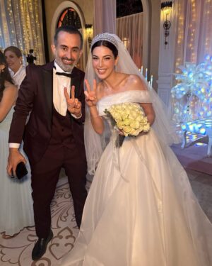 Razane Jammal Instagram - 👰🏻‍♀️🤵🏻‎ ‎

حبيت شارككن شوية صور من البوم عرس نور وزيد، واشكر العيلة الحلوة اللي اكتسبتها بهالرحلة!

‎القائمين على العمل @saradabbous @hamadajamalaldeen @dimaalsafadi @yagmurayarr @adhammurched 
‎مخرجيننا @fikretkadioglu @vedatuyar_ @ercaneyigun 
‎شركائي الممثلين حتى اللي مش موجودين بالصور، رح اشتقلكن كلكن الفريق التقني كله ، عيلة الكارافان بتعرفو حالكن
‎,وكل شخص حط جهد وتعب لنقدملكن #القدر
‎ .بحبكن كثير وبشوفكن بالرحلة الجاية ♥️

Celebrating the end of our show #alqadar by sharing my character Nour and Zeid’s wedding Album. Thank you to all the producers, directors, cast and crew that worked tirelessly around the clock to bring this show to life, to my caravan crew for the unforgettable memories and to our viewers for giving us so much love. I’m going to miss you all 💋
