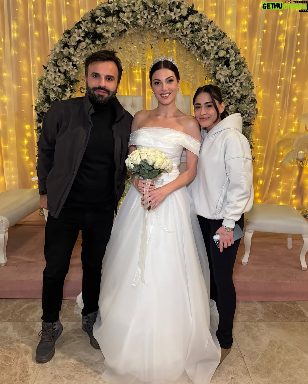 Razane Jammal - 57K Likes - 👰🏻♀️🤵🏻
حبيت شارككن شوية صور من البوم عرس نور وزيد، واشكر العيلة الحلوة اللي اكتسبتها بهالرحلة!
القائمين على العمل @saradabbous @hamadajamalaldeen @dimaalsafadi @yagmurayarr @adhammurched
مخرجيننا @fikretkadioglu @vedatuyar_ @ercaneyigun
شركائي الممثلين حتى اللي مش موجودين بالصور، رح اشتقلكن كلكن الفريق التقني كله ، عيلة الكارافان بتعرفو حالكن
,وكل شخص حط جهد وتعب لنقدملكن #القدر
.بحبكن كثير وبشوفكن بالرحلة الجاية ♥️
Celebrating the end of our show #alqadar by sharing my character Nour and Zeid’s wedding Album. Thank you to all the producers, directors, cast and crew that worked tirelessly around the clock to bring this show to life, to my caravan crew for the unforgettable memories and to our viewers for giving us so much love. I’m going to miss you all 💋