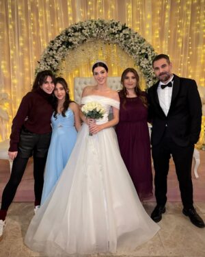 Razane Jammal Instagram - 👰🏻‍♀️🤵🏻‎ ‎

حبيت شارككن شوية صور من البوم عرس نور وزيد، واشكر العيلة الحلوة اللي اكتسبتها بهالرحلة!

‎القائمين على العمل @saradabbous @hamadajamalaldeen @dimaalsafadi @yagmurayarr @adhammurched 
‎مخرجيننا @fikretkadioglu @vedatuyar_ @ercaneyigun 
‎شركائي الممثلين حتى اللي مش موجودين بالصور، رح اشتقلكن كلكن الفريق التقني كله ، عيلة الكارافان بتعرفو حالكن
‎,وكل شخص حط جهد وتعب لنقدملكن #القدر
‎ .بحبكن كثير وبشوفكن بالرحلة الجاية ♥️

Celebrating the end of our show #alqadar by sharing my character Nour and Zeid’s wedding Album. Thank you to all the producers, directors, cast and crew that worked tirelessly around the clock to bring this show to life, to my caravan crew for the unforgettable memories and to our viewers for giving us so much love. I’m going to miss you all 💋