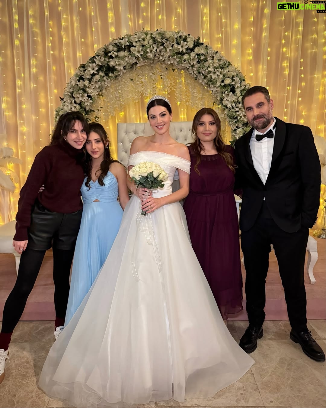 Razane Jammal - 57K Likes - 👰🏻♀️🤵🏻
حبيت شارككن شوية صور من البوم عرس نور وزيد، واشكر العيلة الحلوة اللي اكتسبتها بهالرحلة!
القائمين على العمل @saradabbous @hamadajamalaldeen @dimaalsafadi @yagmurayarr @adhammurched
مخرجيننا @fikretkadioglu @vedatuyar_ @ercaneyigun
شركائي الممثلين حتى اللي مش موجودين بالصور، رح اشتقلكن كلكن الفريق التقني كله ، عيلة الكارافان بتعرفو حالكن
,وكل شخص حط جهد وتعب لنقدملكن #القدر
.بحبكن كثير وبشوفكن بالرحلة الجاية ♥️
Celebrating the end of our show #alqadar by sharing my character Nour and Zeid’s wedding Album. Thank you to all the producers, directors, cast and crew that worked tirelessly around the clock to bring this show to life, to my caravan crew for the unforgettable memories and to our viewers for giving us so much love. I’m going to miss you all 💋