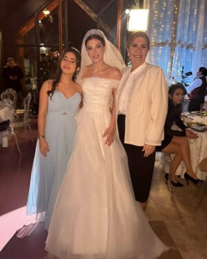 Razane Jammal Instagram - 👰🏻‍♀️🤵🏻‎ ‎

حبيت شارككن شوية صور من البوم عرس نور وزيد، واشكر العيلة الحلوة اللي اكتسبتها بهالرحلة!

‎القائمين على العمل @saradabbous @hamadajamalaldeen @dimaalsafadi @yagmurayarr @adhammurched 
‎مخرجيننا @fikretkadioglu @vedatuyar_ @ercaneyigun 
‎شركائي الممثلين حتى اللي مش موجودين بالصور، رح اشتقلكن كلكن الفريق التقني كله ، عيلة الكارافان بتعرفو حالكن
‎,وكل شخص حط جهد وتعب لنقدملكن #القدر
‎ .بحبكن كثير وبشوفكن بالرحلة الجاية ♥️

Celebrating the end of our show #alqadar by sharing my character Nour and Zeid’s wedding Album. Thank you to all the producers, directors, cast and crew that worked tirelessly around the clock to bring this show to life, to my caravan crew for the unforgettable memories and to our viewers for giving us so much love. I’m going to miss you all 💋