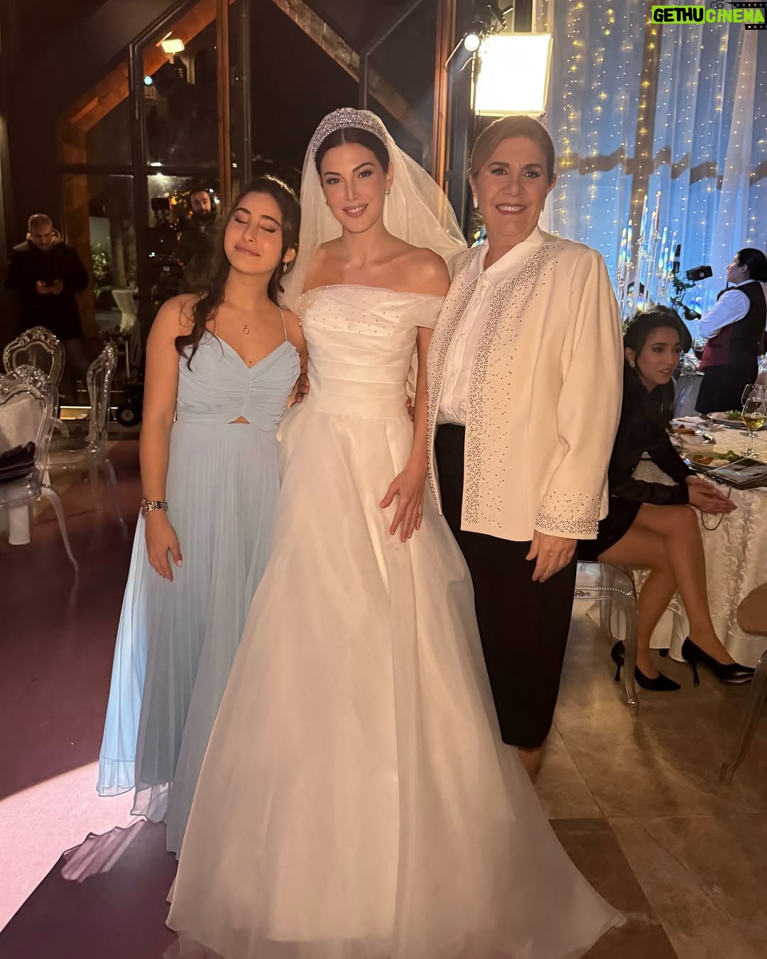 Razane Jammal - 57K Likes - 👰🏻♀️🤵🏻
حبيت شارككن شوية صور من البوم عرس نور وزيد، واشكر العيلة الحلوة اللي اكتسبتها بهالرحلة!
القائمين على العمل @saradabbous @hamadajamalaldeen @dimaalsafadi @yagmurayarr @adhammurched
مخرجيننا @fikretkadioglu @vedatuyar_ @ercaneyigun
شركائي الممثلين حتى اللي مش موجودين بالصور، رح اشتقلكن كلكن الفريق التقني كله ، عيلة الكارافان بتعرفو حالكن
,وكل شخص حط جهد وتعب لنقدملكن #القدر
.بحبكن كثير وبشوفكن بالرحلة الجاية ♥️
Celebrating the end of our show #alqadar by sharing my character Nour and Zeid’s wedding Album. Thank you to all the producers, directors, cast and crew that worked tirelessly around the clock to bring this show to life, to my caravan crew for the unforgettable memories and to our viewers for giving us so much love. I’m going to miss you all 💋