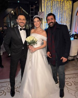 Razane Jammal Instagram - 👰🏻‍♀️🤵🏻‎ ‎

حبيت شارككن شوية صور من البوم عرس نور وزيد، واشكر العيلة الحلوة اللي اكتسبتها بهالرحلة!

‎القائمين على العمل @saradabbous @hamadajamalaldeen @dimaalsafadi @yagmurayarr @adhammurched 
‎مخرجيننا @fikretkadioglu @vedatuyar_ @ercaneyigun 
‎شركائي الممثلين حتى اللي مش موجودين بالصور، رح اشتقلكن كلكن الفريق التقني كله ، عيلة الكارافان بتعرفو حالكن
‎,وكل شخص حط جهد وتعب لنقدملكن #القدر
‎ .بحبكن كثير وبشوفكن بالرحلة الجاية ♥️

Celebrating the end of our show #alqadar by sharing my character Nour and Zeid’s wedding Album. Thank you to all the producers, directors, cast and crew that worked tirelessly around the clock to bring this show to life, to my caravan crew for the unforgettable memories and to our viewers for giving us so much love. I’m going to miss you all 💋