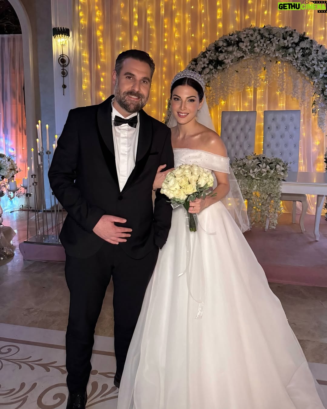 Razane Jammal - 57K Likes - 👰🏻♀️🤵🏻
حبيت شارككن شوية صور من البوم عرس نور وزيد، واشكر العيلة الحلوة اللي اكتسبتها بهالرحلة!
القائمين على العمل @saradabbous @hamadajamalaldeen @dimaalsafadi @yagmurayarr @adhammurched
مخرجيننا @fikretkadioglu @vedatuyar_ @ercaneyigun
شركائي الممثلين حتى اللي مش موجودين بالصور، رح اشتقلكن كلكن الفريق التقني كله ، عيلة الكارافان بتعرفو حالكن
,وكل شخص حط جهد وتعب لنقدملكن #القدر
.بحبكن كثير وبشوفكن بالرحلة الجاية ♥️
Celebrating the end of our show #alqadar by sharing my character Nour and Zeid’s wedding Album. Thank you to all the producers, directors, cast and crew that worked tirelessly around the clock to bring this show to life, to my caravan crew for the unforgettable memories and to our viewers for giving us so much love. I’m going to miss you all 💋