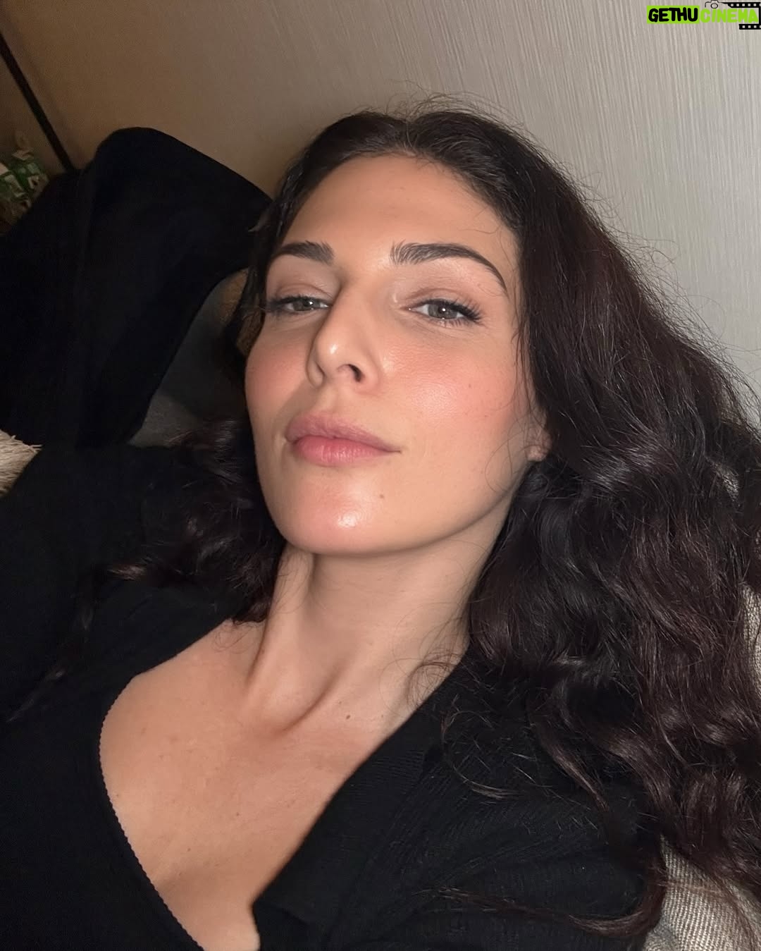 Razane Jammal - 55K Likes - Nour in her #Jeتيم era 👀
صور من كواليس #القدر، شو قولكن رح يصير بحلقة الليلة؟