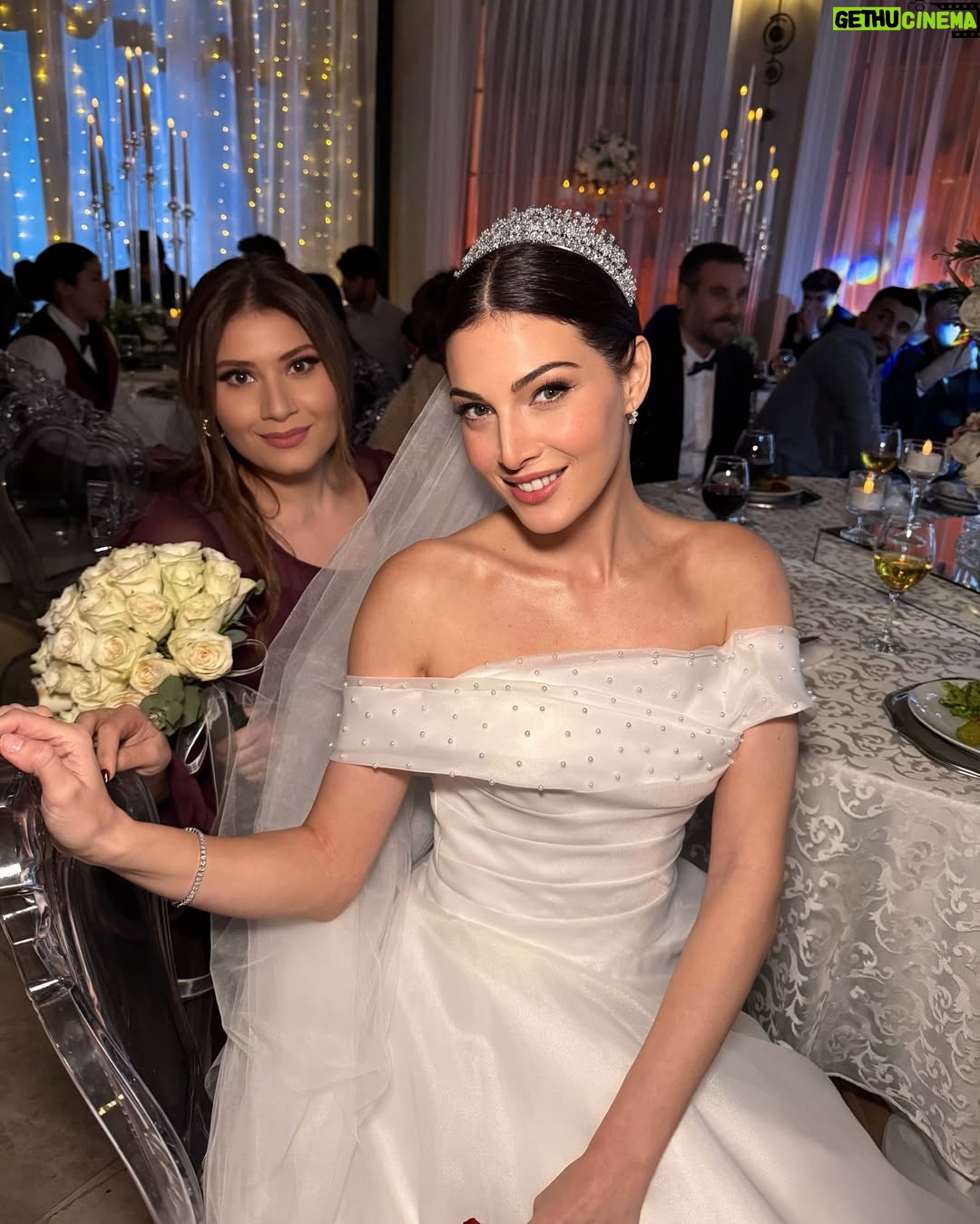 Razane Jammal - 57K Likes - 👰🏻♀️🤵🏻
حبيت شارككن شوية صور من البوم عرس نور وزيد، واشكر العيلة الحلوة اللي اكتسبتها بهالرحلة!
القائمين على العمل @saradabbous @hamadajamalaldeen @dimaalsafadi @yagmurayarr @adhammurched
مخرجيننا @fikretkadioglu @vedatuyar_ @ercaneyigun
شركائي الممثلين حتى اللي مش موجودين بالصور، رح اشتقلكن كلكن الفريق التقني كله ، عيلة الكارافان بتعرفو حالكن
,وكل شخص حط جهد وتعب لنقدملكن #القدر
.بحبكن كثير وبشوفكن بالرحلة الجاية ♥️
Celebrating the end of our show #alqadar by sharing my character Nour and Zeid’s wedding Album. Thank you to all the producers, directors, cast and crew that worked tirelessly around the clock to bring this show to life, to my caravan crew for the unforgettable memories and to our viewers for giving us so much love. I’m going to miss you all 💋