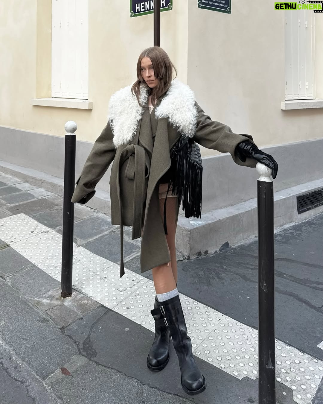 Regina Anikiy - 4.7K Likes - Bury me in @anndemeulemeester_official 🖤