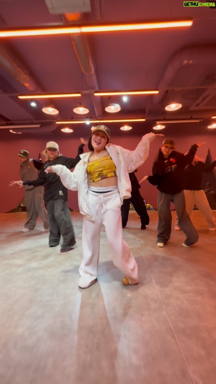 ReiNa - 23.1K Likes - HUMBLE / @kendricklamar 🎱✨
🕺with
@luna_ex407 @meibi_1006 @rikuto_dance @koto_.910 @leo321maze @rhythm_yolo87
📍: @spacelov3_japan
#humble
#kendricklamar
#spacelov3
#ReiNaChoreography
