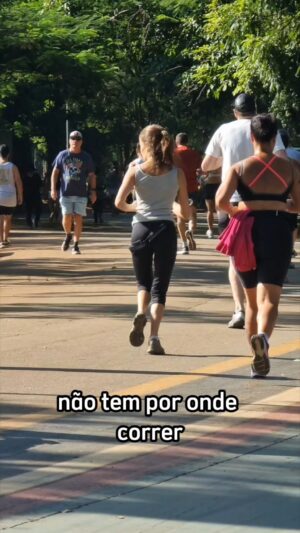 Renata Falzoni Instagram - Desde janeiro, a Urbia, que administra o Parque Ibirapuera, vem cobrando das assessorias esportivas uma taxa que varia de R$ 300 a R$ 1.500, dependendo do número de atletas. A Prefeitura já notificou a empresa e determinou a suspensão da cobrança, mas os boletos continuam sendo enviados.

A Associação dos Treinadores de Corrida ressalta que os profissionais vendem planejamento e preparação, não o espaço de treino. E vale lembrar: mesmo sob concessão, um parque continua sendo público. Se essa prática persistir, pode abrir um precedente perigoso para a cobrança de outros grupos. Até onde vai o direito de explorar um espaço que pertence a todos?