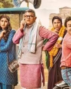 Renuka Shahane Instagram - कथा, पटकथा, संवाद, विषयवस्तु, अभिनय, निर्देशन, छायांकन के हिसाब से “दुपहिया” एक शानदार देखने योग्य वेबसीरीज़ है। मैंने सोचा था प्रतिदिन इसका एक एपिसोड देखूँगा लेकिन पहला एपिसोड देखने के बाद सीरीज़ ने ऐसा पकड़ा की मैं उसे समाप्त करके ही उठा। 
यदि आप मित्रों ने इसे देखा नहीं है तो आप भी इसे देख डालिए बहुत कम सीरीज़ ऐसी होती हैं जिन्हें हम अपने पूरे परिवार के साथ बैठकर देख सकते हैं amazon prime पर प्रसारित हो रही “दुपहिया” ऐसी ही साफ़ सुथरी, विषयपरक, आनंद-मनोरंजन से पूर्ण सीरीज़ है। 

श्री अविनाश द्विवेदी और श्री चिराग गर्ग ने जिस ख़ूबसूरती के साथ इसे लिखा है, चरित्रों का निर्माण किया है उतनी ही दक्षता, निपुणता और सच्चाई के साथ सुश्री ‘सोनम नायर’ ने अपने निर्देशन से इन किरदारों की व्यथा और कथा को प्रस्तुत किया है। सुश्री सोनम आप सत्य ही कुशल निर्देशक हैं, “दुपहिया” को देखकर समझ आया कि क्यों Renuka Shahane जी ( जिनका मैं कट्टर प्रशंसक हूँ ) आप लोगों की प्रशंसा करते अघाती नहीं थीं ! 

फ़िल्म निर्देशक और कैमरामैन एक सुर में होना आवश्यक होता है कैमरामैन श्री Piyush Puty ने निर्देशक की कल्पनाओं को जस का तस पर्दे पर साकार कर दिया।

“#दुपहिया” के क्रिएटर और प्रोड्यूसर सुश्री शुभ शिवदासानी और सुश्री सलोना बैंस जोशी का साधुवाद जिन्होंने वेब सीरीज़ की दिशा और दशा बदलने वाले विषय पर विश्वास जताया। 

परमप्रिय रेणुका जी, श्री गजराज राव, प्रिय यशपाल शर्मा, सुश्री शिवानी रघुवंशी, श्री स्पर्श श्रीवास्तव, श्री भुवन अरोरा, सुश्री अंजुमन सक्सेना, सुश्री कोमल खुशवाहा, श्री समर्थ माहोर, श्री भास्कर झा, श्री बिदाई कुमार, श्री अविनाश द्विवेदी.. आप सभी अभिनेताओं का अभिनंदन आप सभी ने अपने क़िरदारों के चित्त, चरित्र और चिंतन को पूर्ण कुशलता के साथ निभाया है मुझे देखते हुए लगा जैसे मैं अभिनेताओं से नहीं धड़कपुर के उन्हीं चरित्रों से मिल रहा हूँ|~#आशुतोष_राना 🌹😊🙏