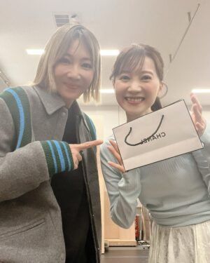 Reon Yuzuki Instagram - .
今日は
ホワイトデーということで
ねねに
お返し🐤
.
手作りクッキー返し
したいと
思ってたけど🥸

.
やっぱり
そんなん無理だーと
心が折れて笑笑
作ってくれたことに
改めて
すごっ‼️‼️って
なって🙂‍↔️🙂‍↔️

.
ねねに似合いそうな
プレゼントに
しました🙂‍↔️🙂‍↔️

.
早速つけてくれて
しゃべみたいな
顔で
ケタケタ笑ってました😊💪

.
#ホワイトデー
#久しぶりにねねにお返し
#夢咲ねね　ちゃん
#しゃべに似てる
#柚希礼音