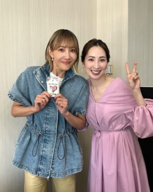 Reon Yuzuki Instagram - .
そして
ノンストップ終わりに
ゆうさんこと
真飛聖さんと
お会い出来たのです☺️💓

.
私がもうすぐ楽屋に
帰ってくると
待ってて下さいました‼️
ポカポカ前の
ゆうさんと
写真撮りまくり💓💓🐤

.
久しぶりにお会いしたのに
いつもの
ゆうさんで
ほんっとーーーに
嬉しい時間でした🐤

.
今日は
すごい1日だ☺️

.

これまた幸せ

.
#ノンストップ
#終わったら
#ぽかぽか　前の
#真飛聖　さん
#会えた　💓💓
#嬉しい
#柚希礼音