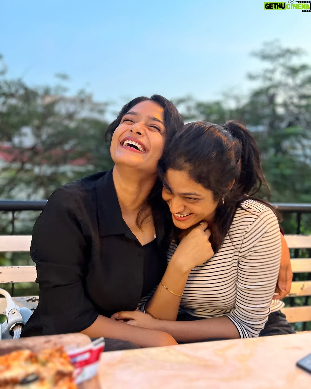 Reshma Venkatesh - 21.8K Likes - Happiest here 🤍
@meena_cruze ♾️
@cheeso_theloveicon 🐾 @kavi_pretty 💕