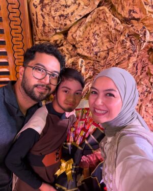 Revalina S. Temat Instagram - Konser 2 Nabi Yaqub AS
Maa syaa Allah akang,tetep semangat walaupun lagi demam dan badan ngilu2. Walaupun mata merah, tapi pas dance ngga keliatan lagi sakit. Hampir ngga ikut konser krn ngga enak badan. Tapi ternyata bisa ya nak, great job akang. I'm so proud of you ❤️❤️