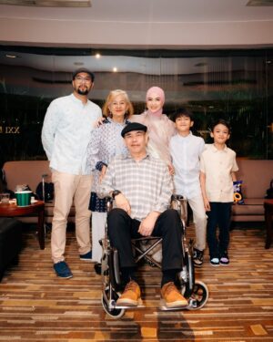 Revalina S. Temat Instagram - Hari yang ditunggu-tunggu akhirnya datang juga!🥰
Gala premiere 1 imam 2 makmum😍 siapa yang udah gak sabar nonton film ini?

Siap2 ntn di bioskop 16 Januari 2025 yaa. Makasiii ya yg udh selalu support aku

Make up @mcelly.makeupartist
Outfit @inforiamiranda
Hijab do @afifahssyhdh

@stematmanagement @sevisi.virtualassistant @1imam2makmum @base.id