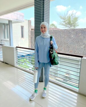 Revalina S. Temat Instagram - Banyak yg nanyain outfit olahraga yg hijab friendly, nih salah satu inspirasi outfit buat olahraga, walaupun pake hijab tp tetep nyaman dan stylish saat olahraga!🌟

Yuk coba liat2 outfit dulu, nanti lama2 jd pengen ikutan olahraga kok!😋