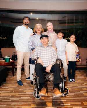 Revalina S. Temat Instagram - Hari yang ditunggu-tunggu akhirnya datang juga!🥰
Gala premiere 1 imam 2 makmum😍 siapa yang udah gak sabar nonton film ini?

Siap2 ntn di bioskop 16 Januari 2025 yaa. Makasiii ya yg udh selalu support aku

Make up @mcelly.makeupartist
Outfit @inforiamiranda
Hijab do @afifahssyhdh

@stematmanagement @sevisi.virtualassistant @1imam2makmum @base.id