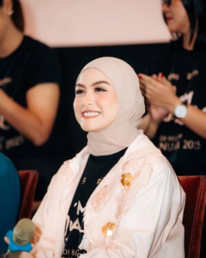 Revalina S. Temat Instagram - Hari yang ditunggu-tunggu akhirnya datang juga!🥰
Gala premiere 1 imam 2 makmum😍 siapa yang udah gak sabar nonton film ini?

Siap2 ntn di bioskop 16 Januari 2025 yaa. Makasiii ya yg udh selalu support aku

Make up @mcelly.makeupartist
Outfit @inforiamiranda
Hijab do @afifahssyhdh

@stematmanagement @sevisi.virtualassistant @1imam2makmum @base.id