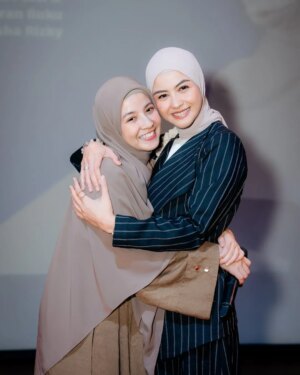 Revalina S. Temat Instagram - Congrats Aca Sayang @natasharizkynew !🎉 
Makasi yaa udah 'maksa' aku buat bacain salah satu puisi km yg bagus bgt☺️ 
Semoga karya luar biasa ini bisa menginspirasi banyak orang, seperti kamu yang selalu menginspirasi kita semua. Love you caa❤️
Your words truly have a way of touching hearts,wishing you all the success and more! 💖📚
